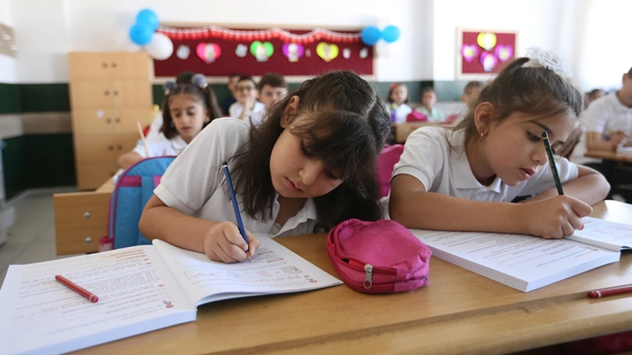 Okullar pazartesi günü mü açılıyor, ne zaman açılıyor?