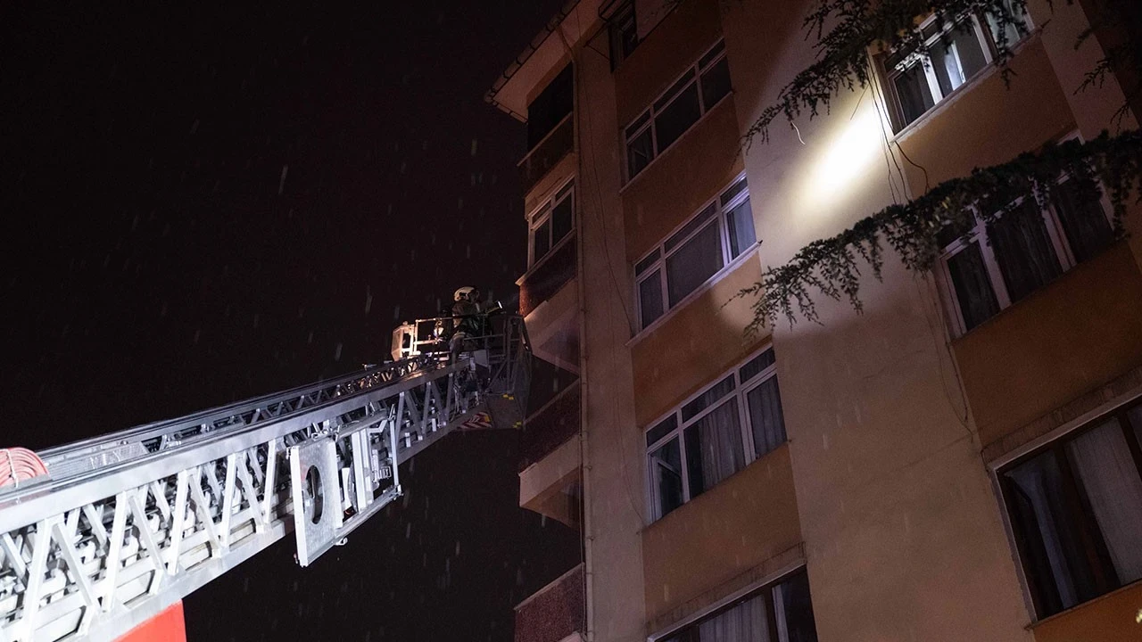 Kadıköy'de 5 katlı binada yangın paniği: 20 kişi dumandan etkilendi