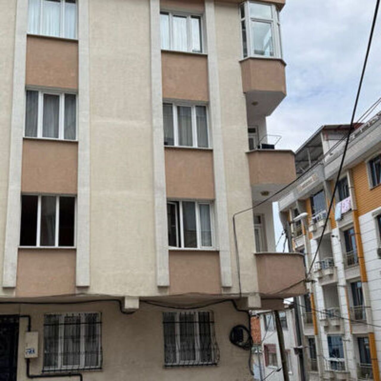 "Evimde dul kadın istemiyorum" dedi, eşyaları attı!