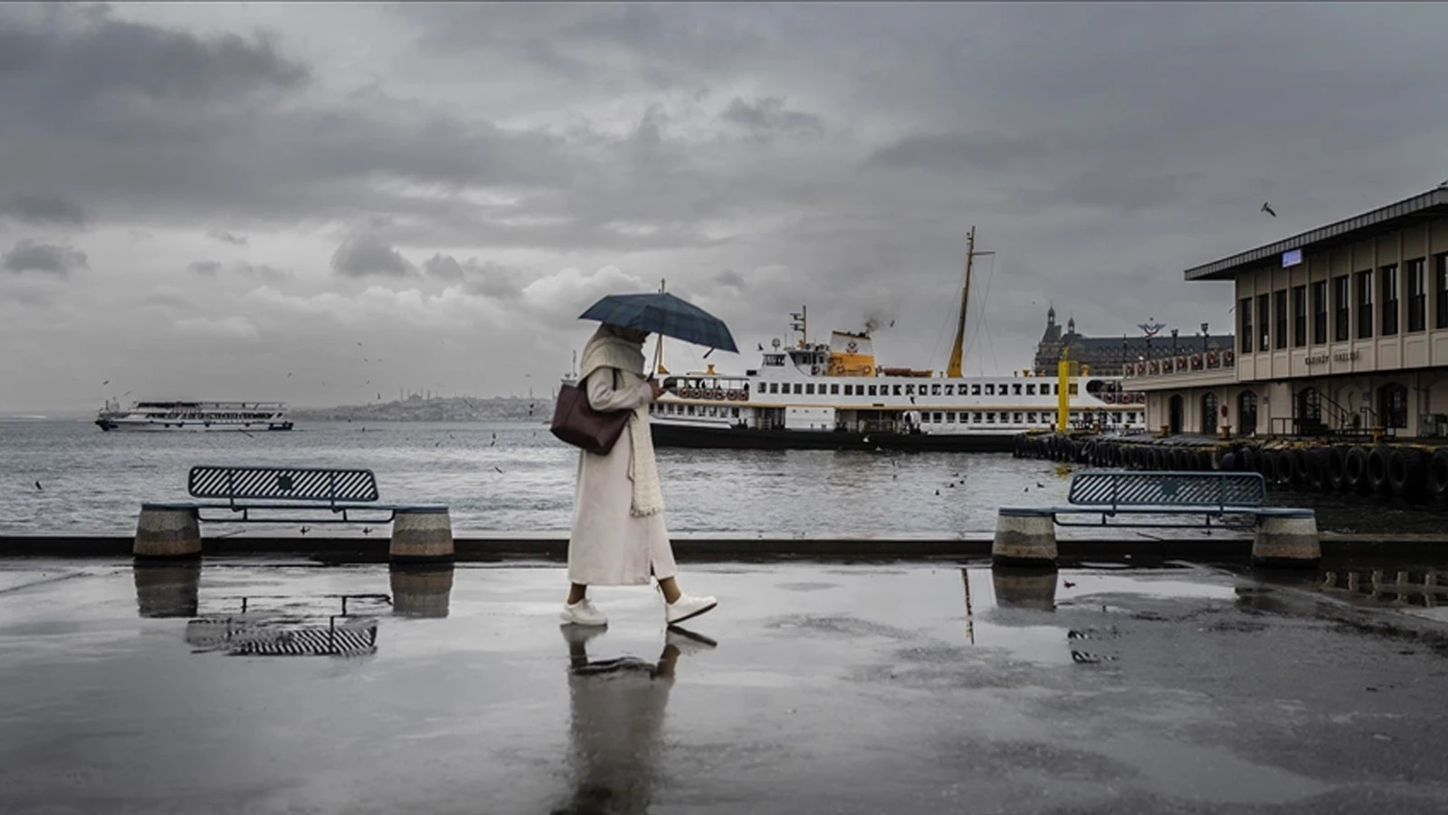 İstanbul Valiliğinden gök gürültülü sağanak yağış uyarısı! Sel, su baskını, yıldırım, rüzgar...