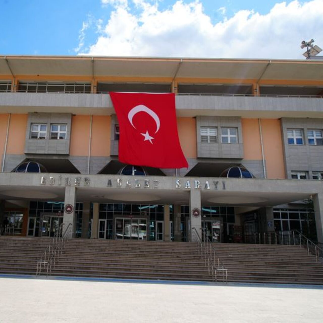 Şehit ailesini dolandıran 11 şüpheliden 10’u tutuklandı