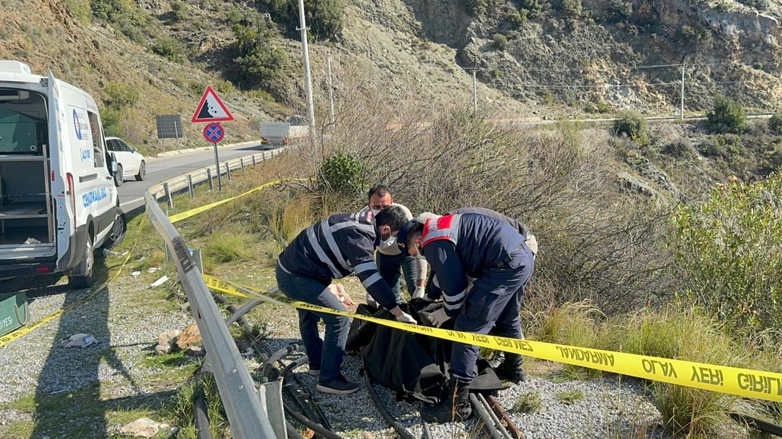 Cesedi yol kenarında bulunmuştu; kocası ve oğlu tutuklandı