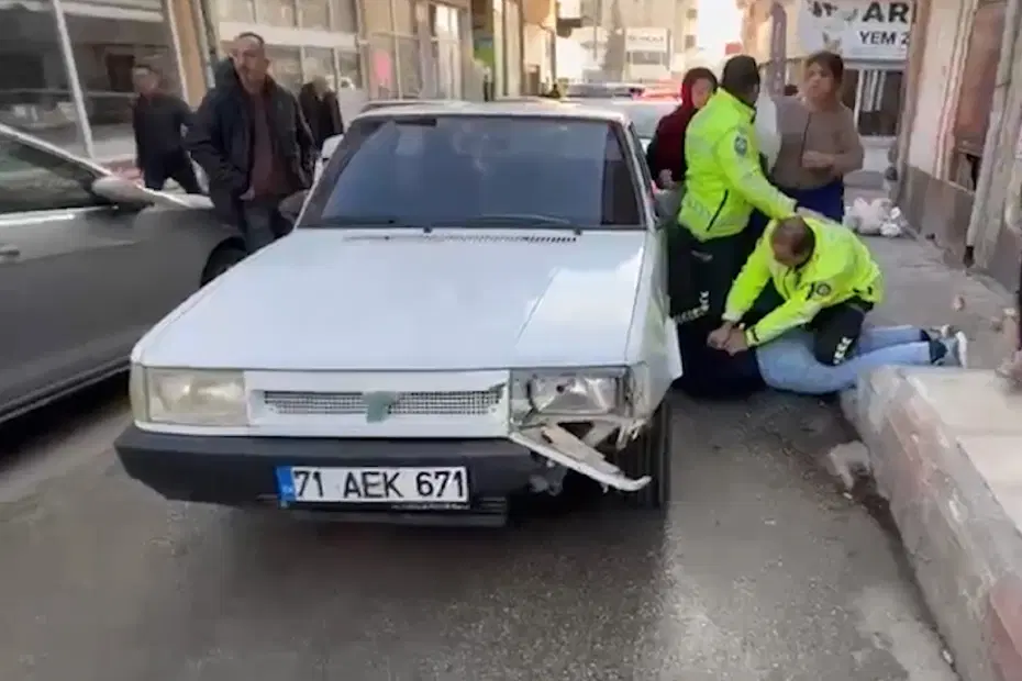 Drift atıp polisten kaçan ehliyetsiz sürücü, 3 araca çarptı