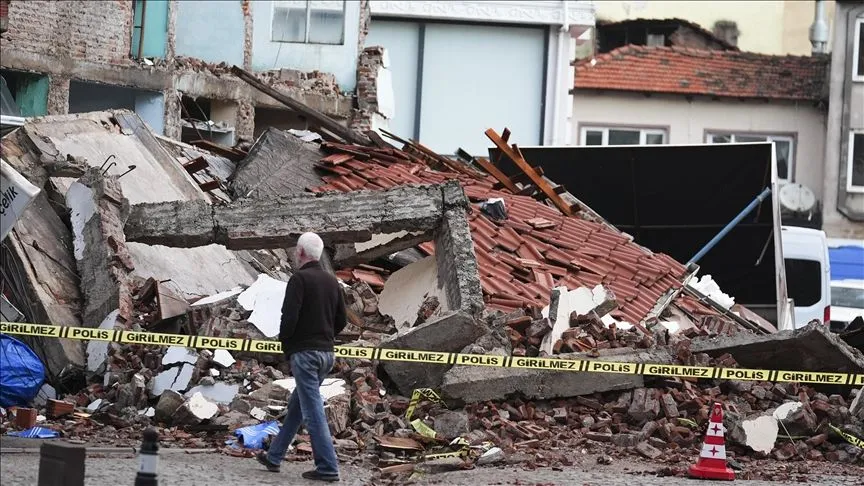 Üst üste depremler yaşayan Sındırgı esnafından borç ödemelerinin ertelenmesi talebi