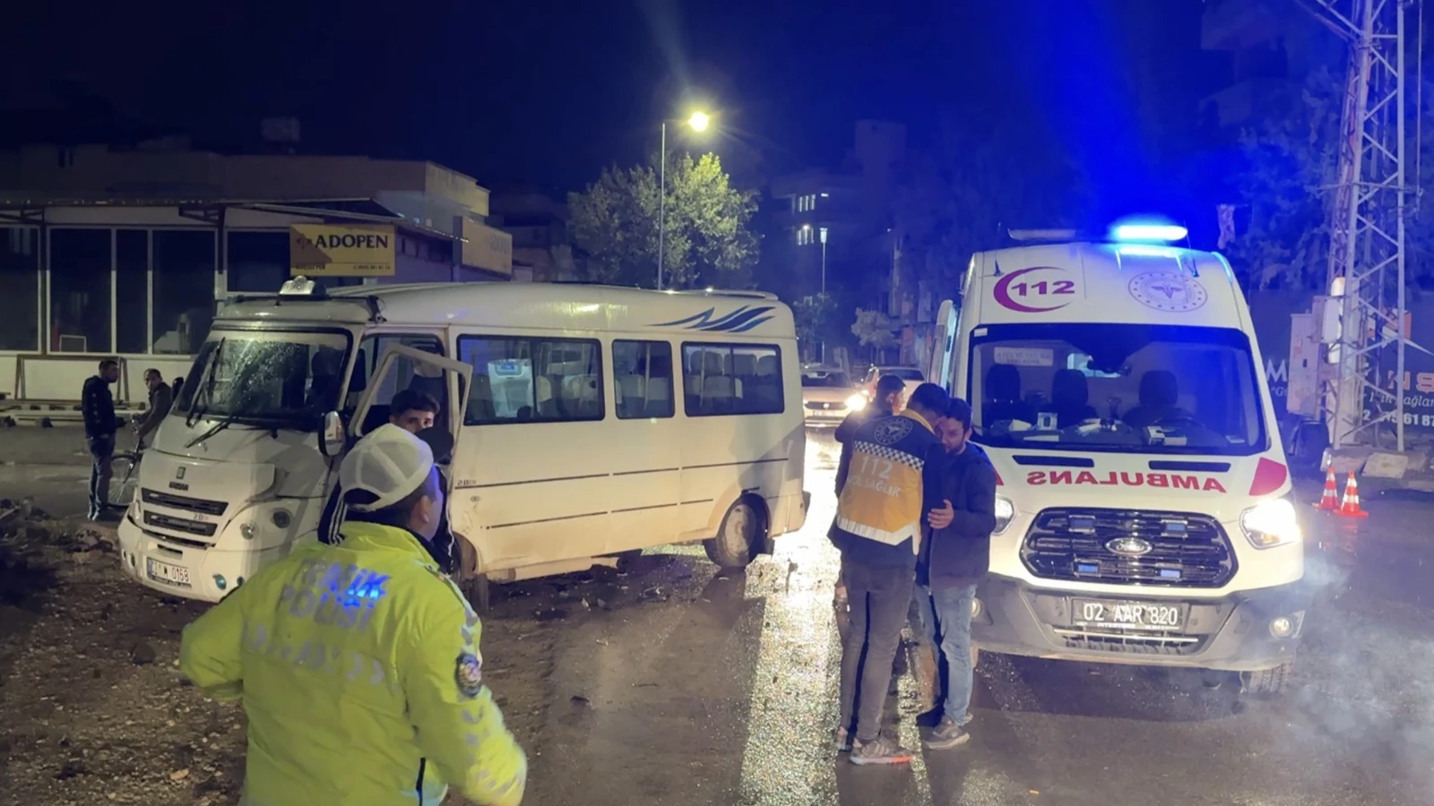 Adıyaman'da minibüs ile otomobil çarpıştı: 3 yaralı
