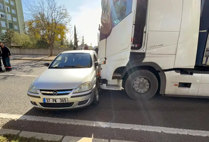 TIR'ın çarptığı otomobil metrelerce sürüklendi