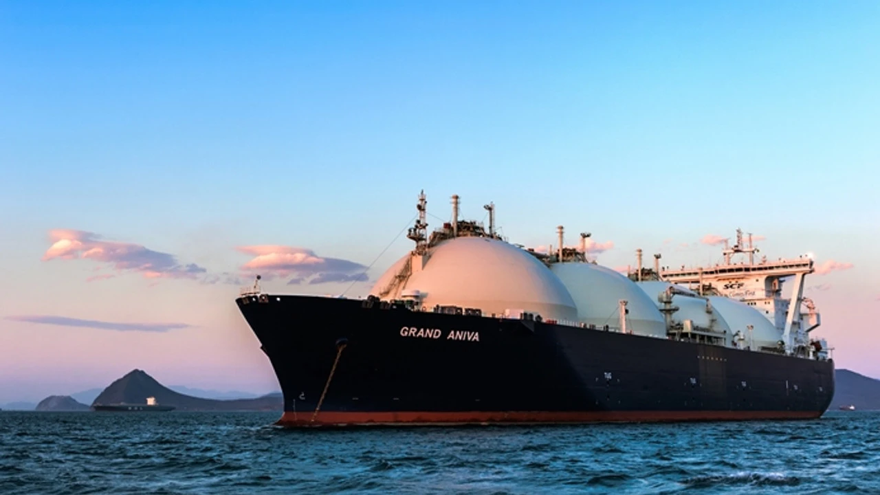 Rus LNG’si yaptırımlar sonrası dümeni Asya’ya çevirdi