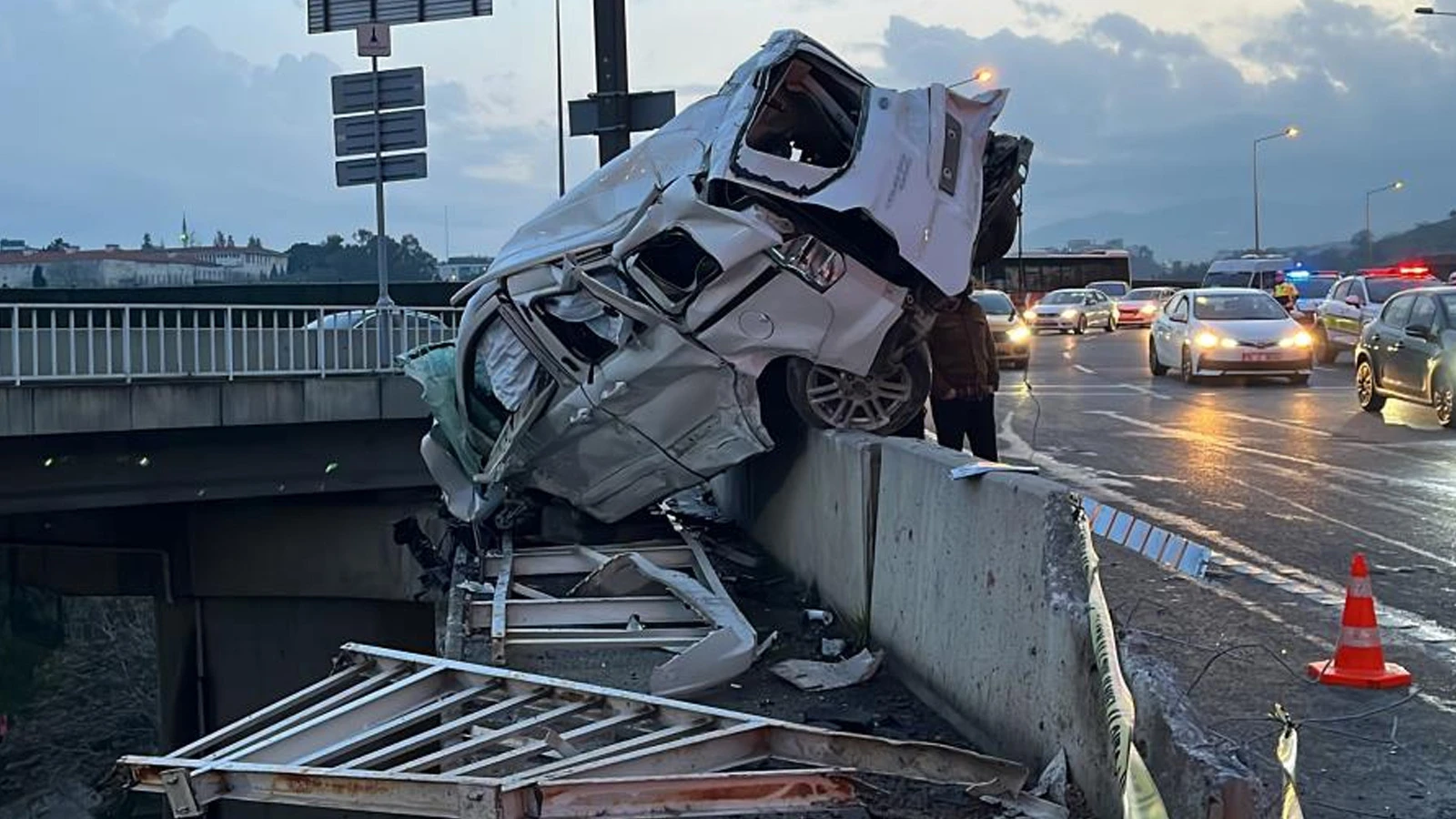 İzmir'de ‘Uçan Yol'da feci kaza: 1'i ağır 3 yaralı
