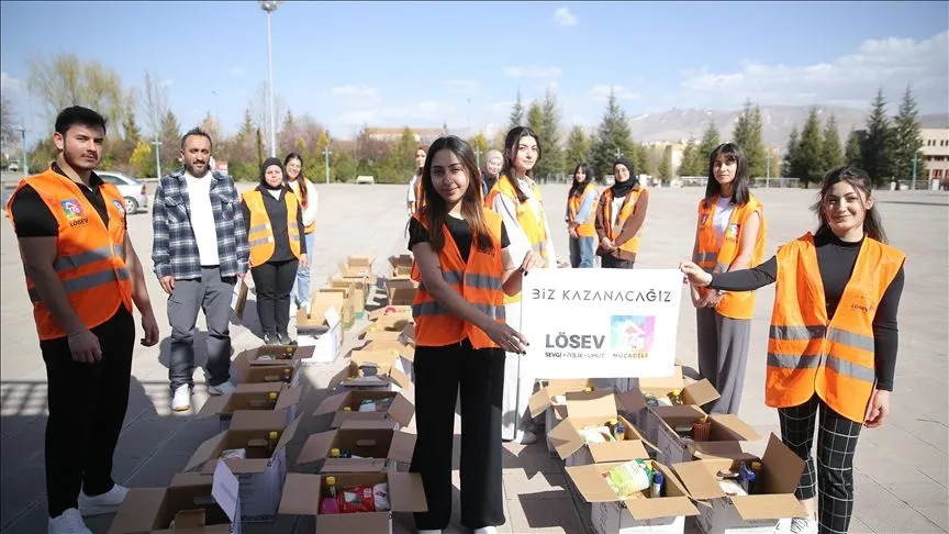 Öğrenci ve akademisyenler, bayram öncesi lösemili hastaları unutmadı