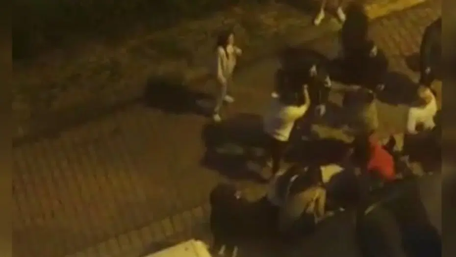 Sokak ortasında iki aile birbirlerine girdi