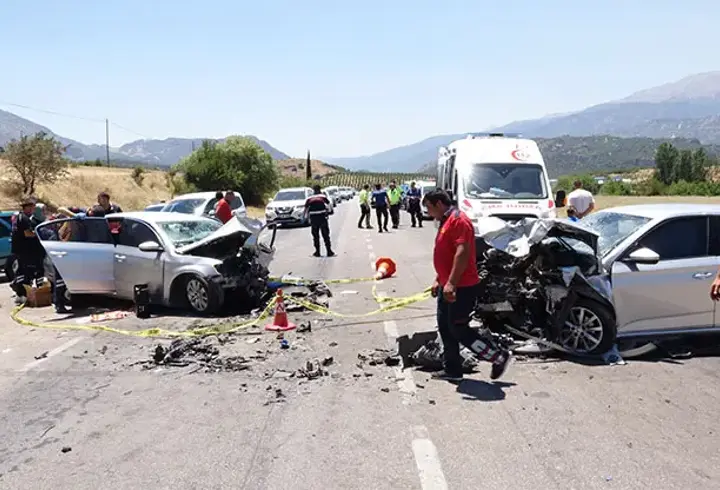 İki otomobil kafa kafaya çarpıştı: 1 ölü, 9 yaralı