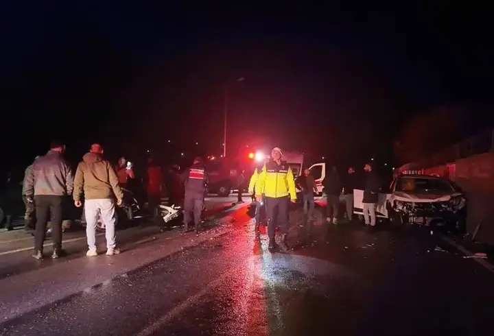 İzmir'de feci kaza: 2'si ağır 6 yaralı