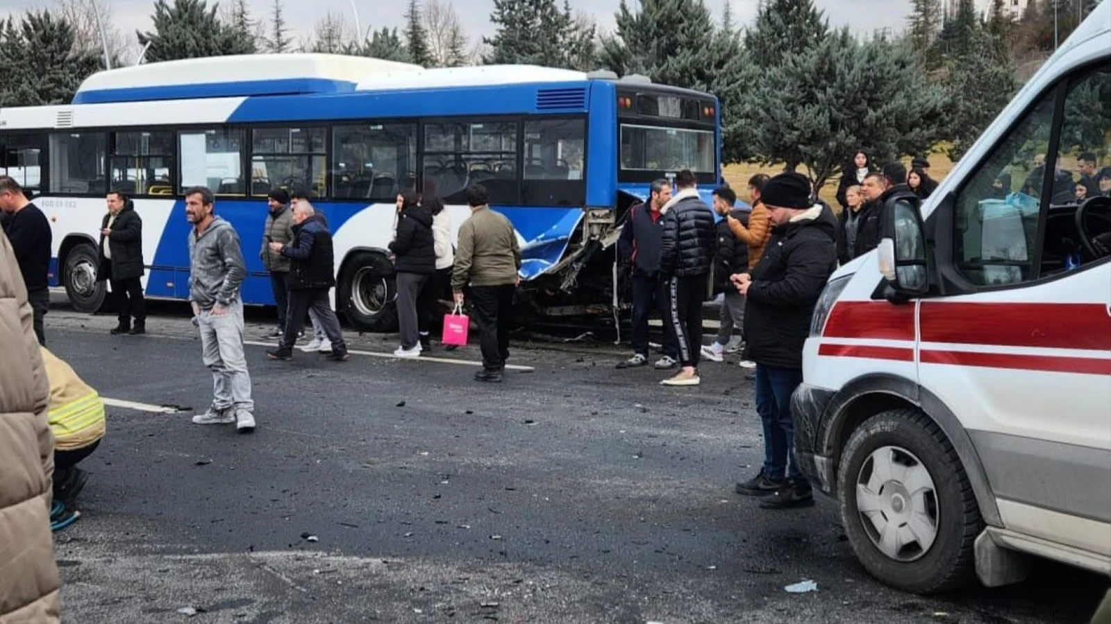 Ankara'da EGO otobüsüne otomobil çarptı: Yaralılar var