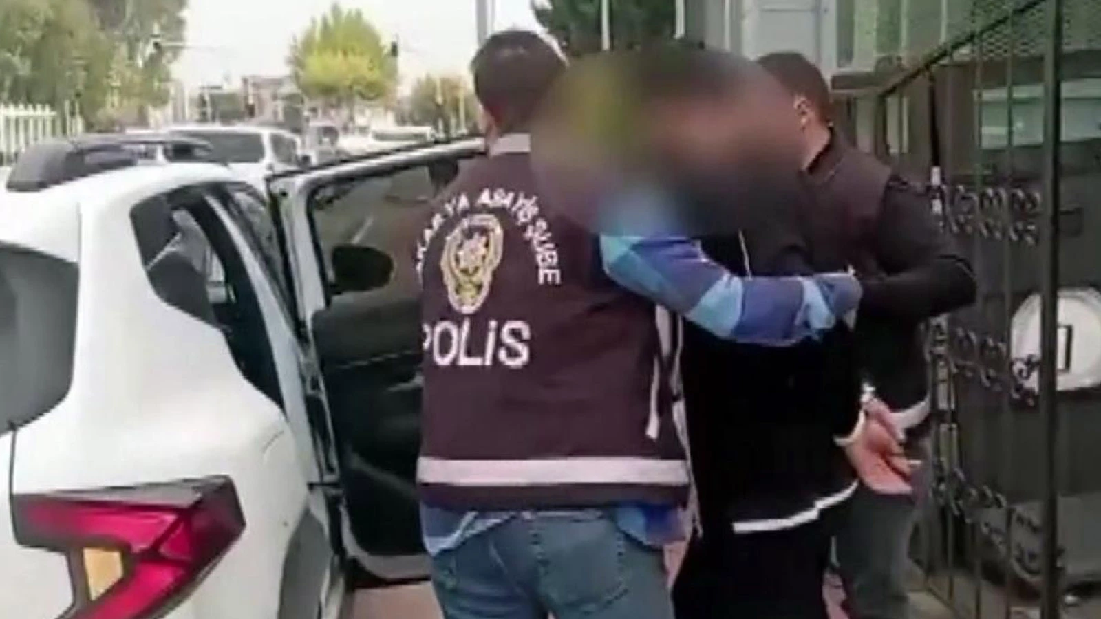 Kendilerini polis ve savcı olarak tanıtıp 2 milyonluk vurgun yaptılar
