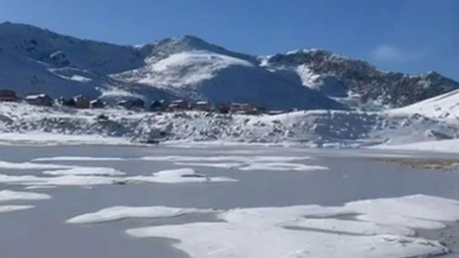 Rize’de termometreler -13’ü gösterdi ‘Adalı göl’ buz tuttu