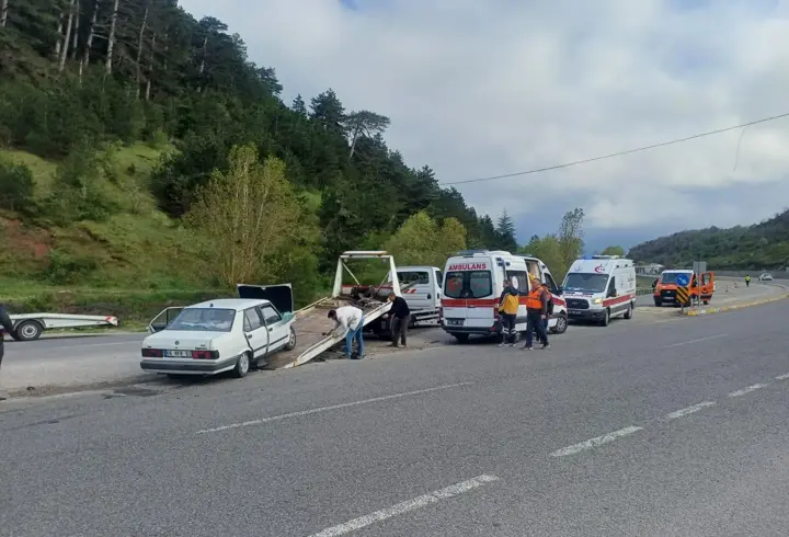 Bolu'da iki otomobilin çarpıştığı kazada 4 kişi yaralandı
