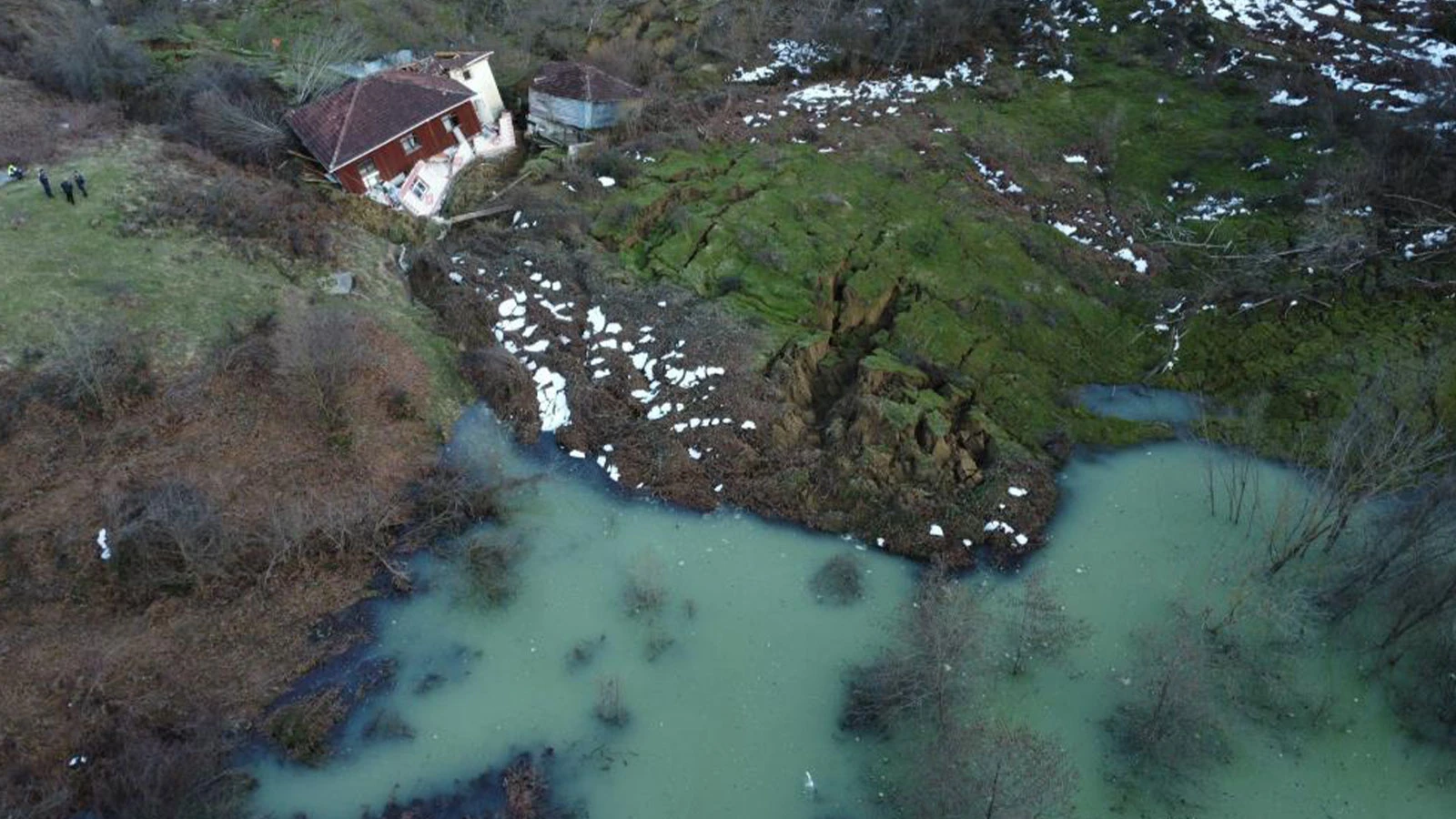 Sinop’ta heyelan felaketi: Yollar sular altında kaldı, devasa gölet oluştu