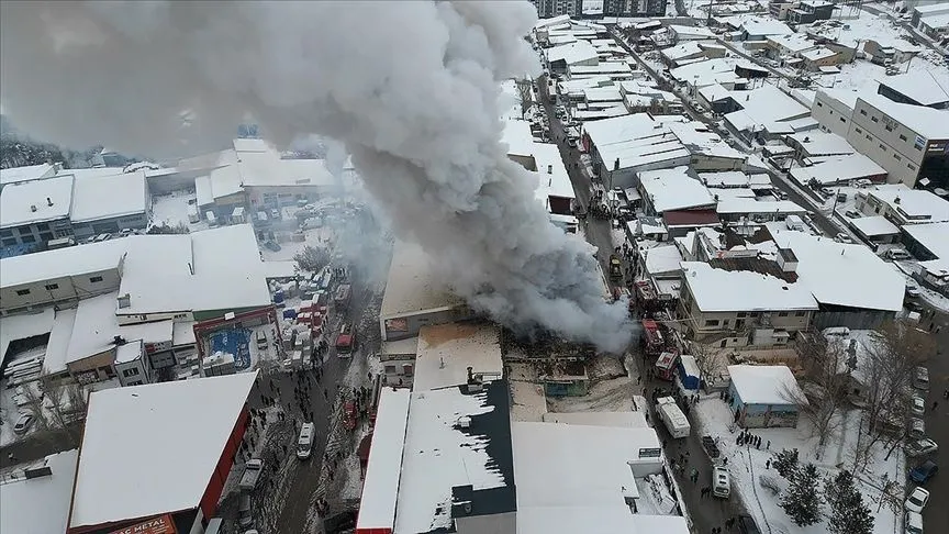 Erzurum'da Keresteciler Sitesi'nde çıkan yangına müdahale ediliyor