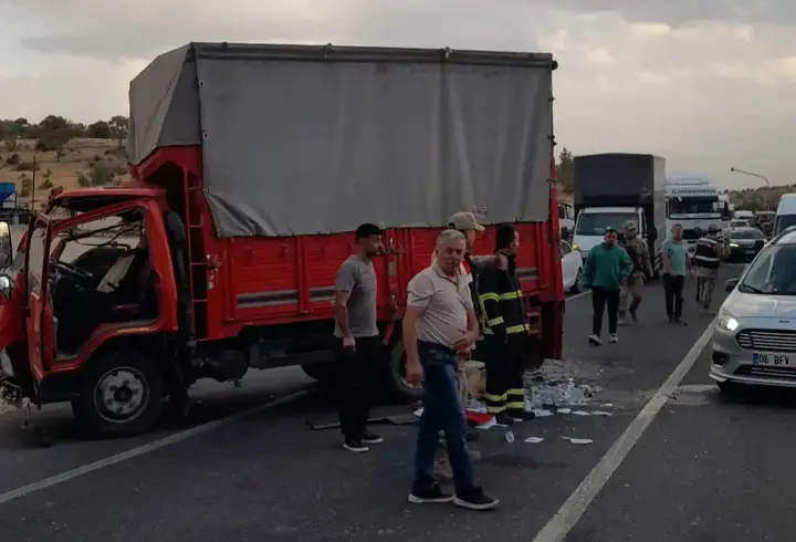 İşçileri taşıyan kamyonet ile kamyon çarpıştı: 14 yaralı