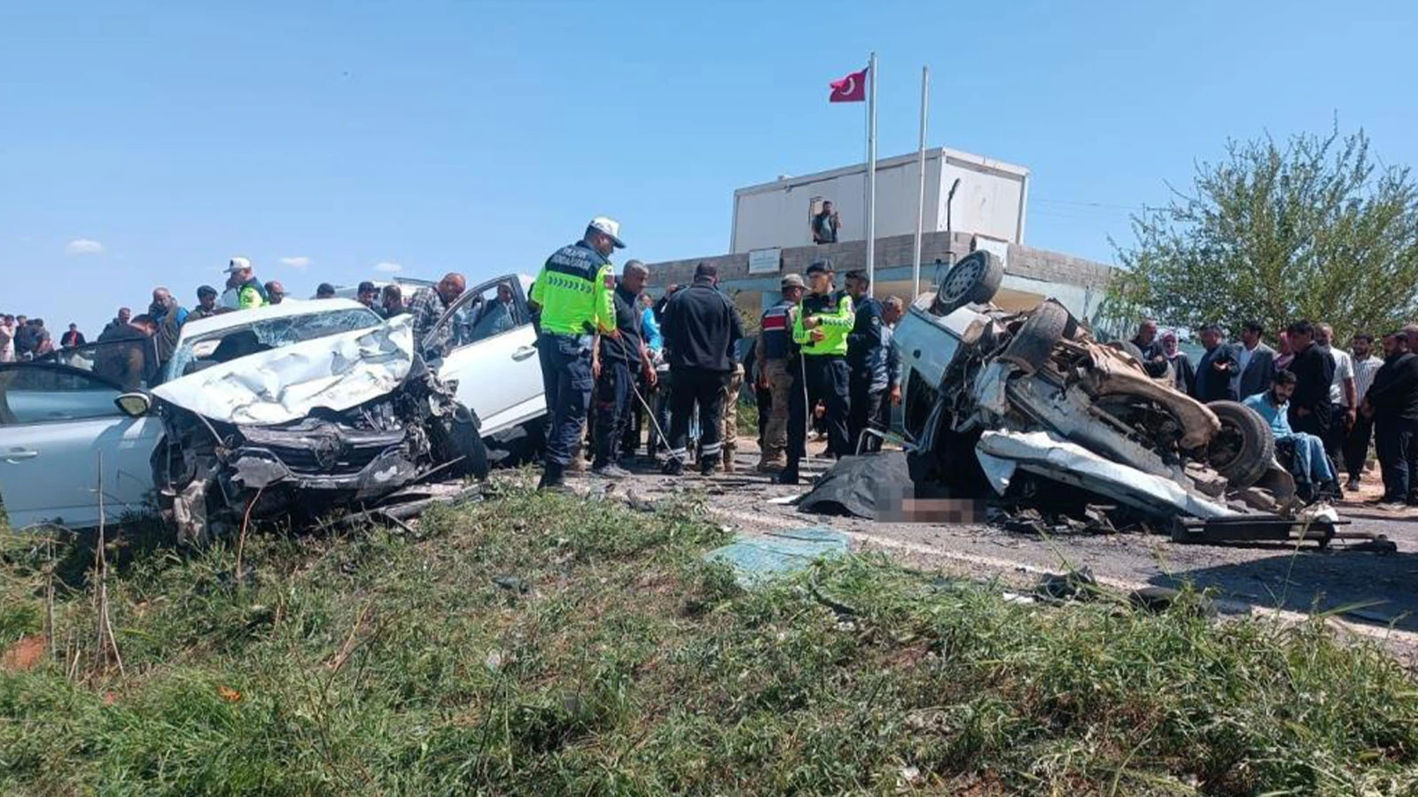 Çarpışan iki otomobil hurdaya döndü! Ölüler ve yaralılar var