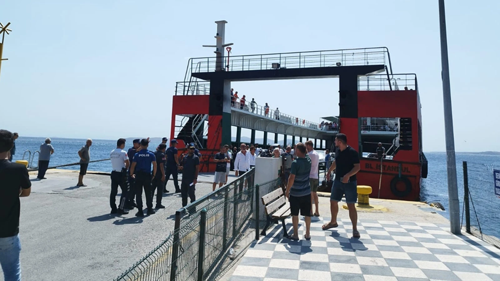 Fazla yolcu alan feribotun limandan kalkışına izin verilmedi