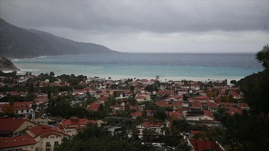 Fethiye'de sağanak sonrası Ölüdeniz'in rengi değişti