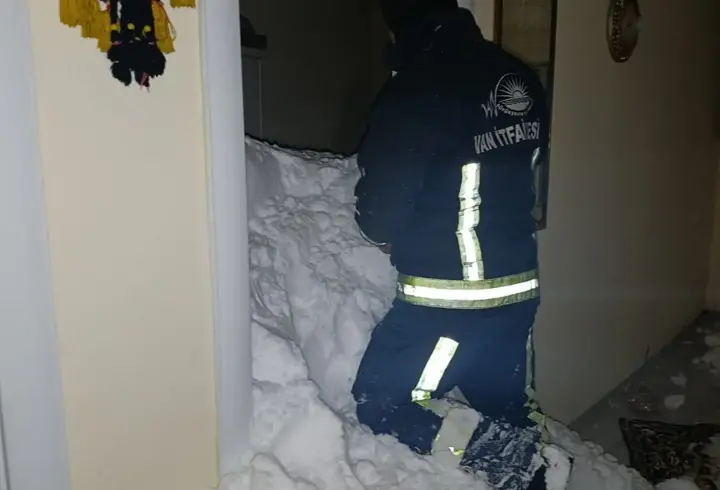 Van'da bir mahalleye çığ düştü: Kayıp kadın kurtarıldı, 22 ev boşaltıldı