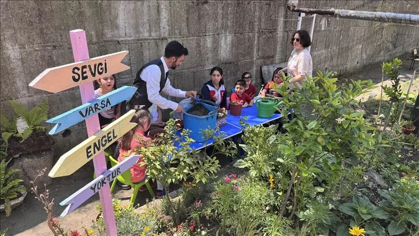 Özel öğrenciler, doğa bilincini toprağa dokunarak öğreniyor