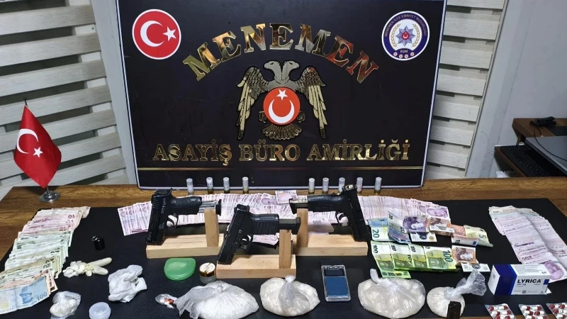 İzmir'de Uyuşturucu Operasyonu: Ev Ve Otomobillerden Yasaklı Madde İle Mühimmat Çıktı