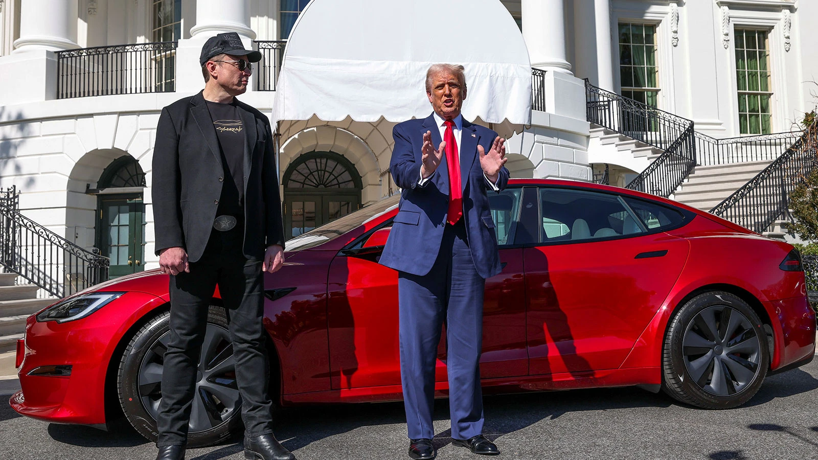 Trump'tan Elon Musk'a destek: Yeni bir Tesla satın aldı