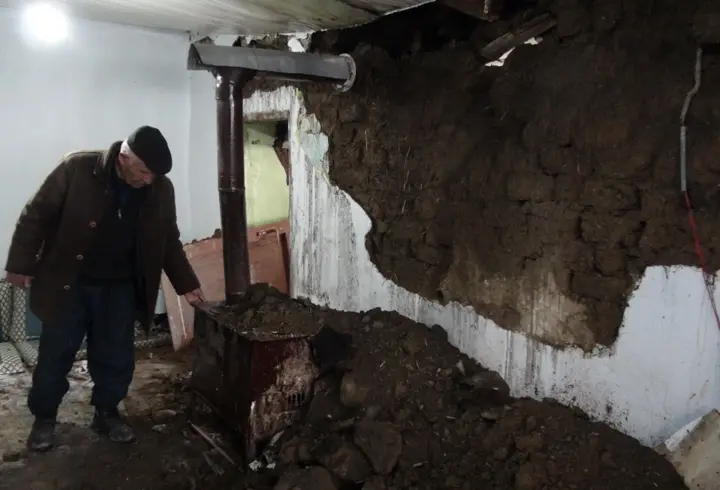 Yüksekova'da yağışta evi yıkılan aileye destek