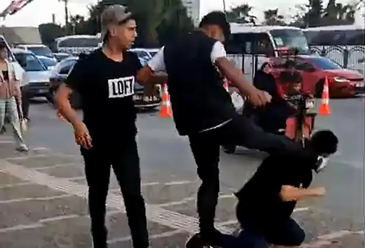 Araya aldıkları genci muştayla yumruklayıp, tekmelediler