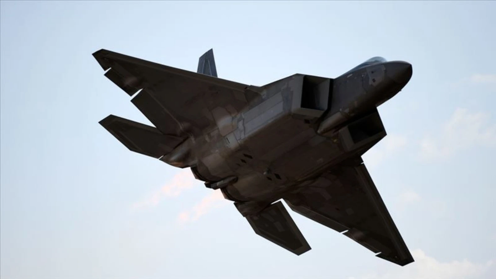 ABD'ye ait 12 F-22 İsrail'e iniş yaptı 