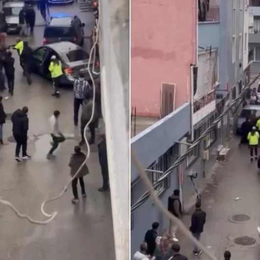 Bursa'da 'Dur' İhtarına Uymayan Aracı Durduran Polislere Mahalleli Saldırıp Şüphelileri Kaçırdılar