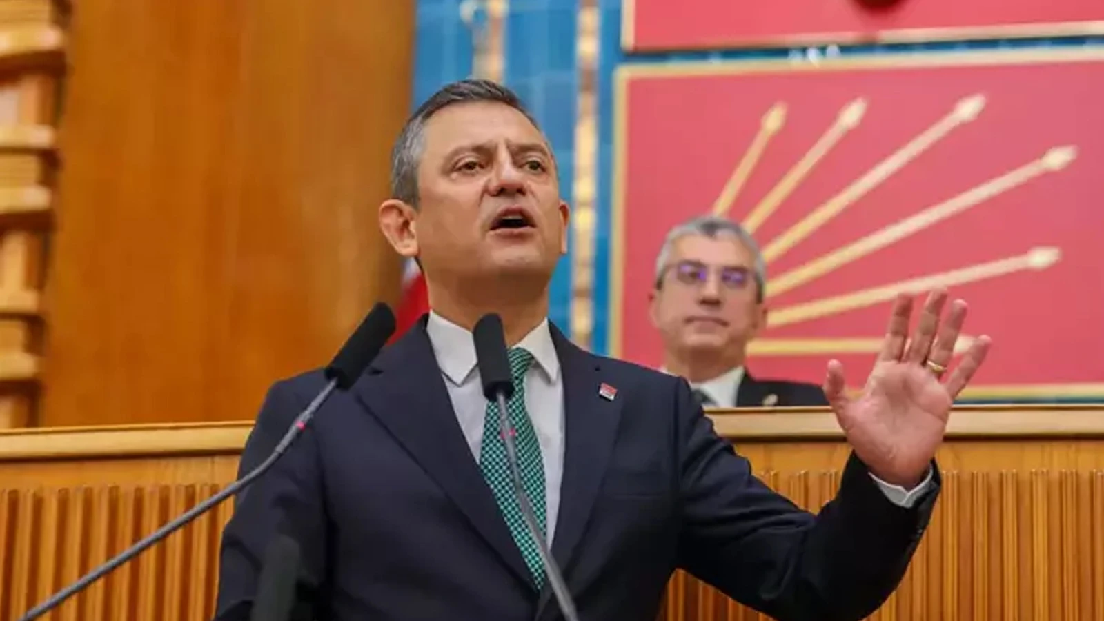 Özgür Özel: Darbeden yana değil, demokrasiden yana olanların tarafıdır CHP