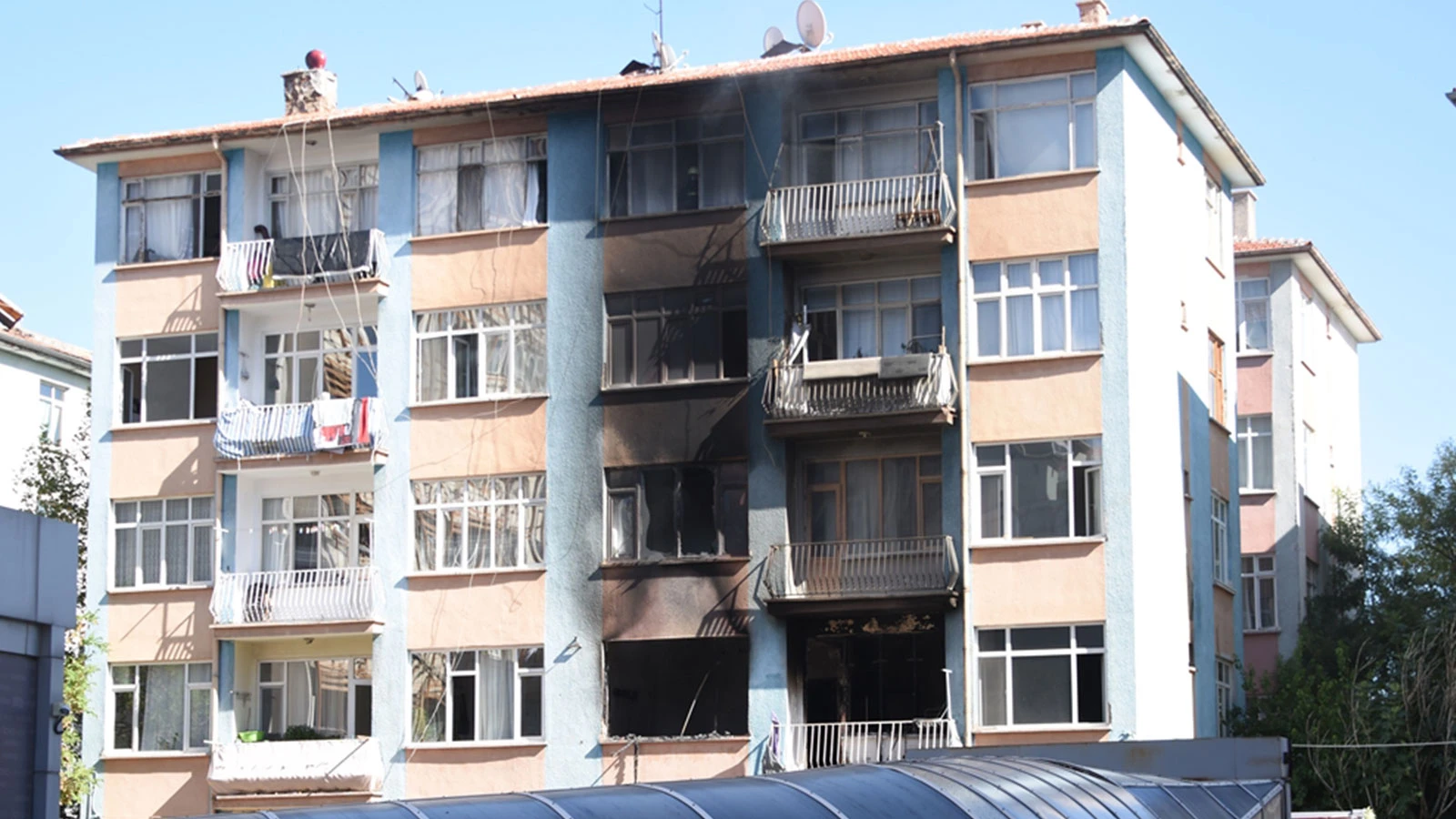 5 katlı binada yangın; 7’si çocuk 13 kişi dumandan etkilendi