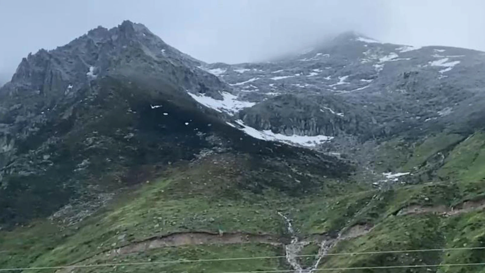 Haziranda yağan kar şaşkına çevirdi: Her yer beyaza büründü