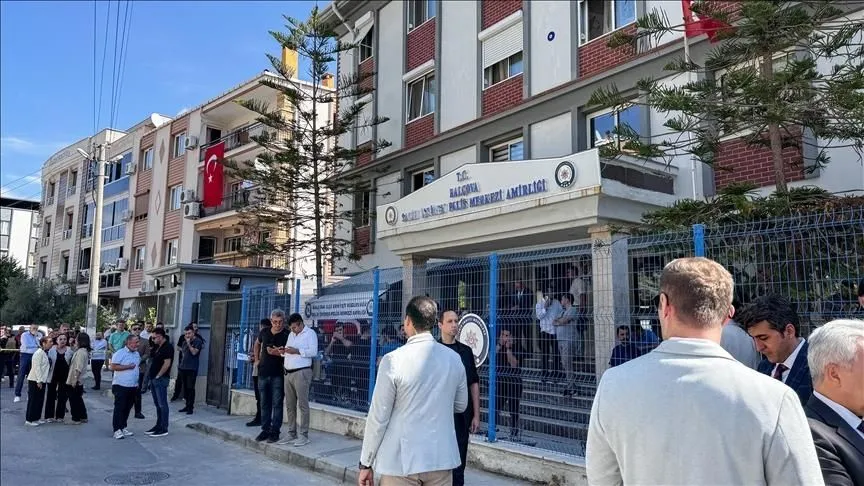 İzmir'deki polis merkezi saldırısında yaralanan polis hastanede şehit oldu