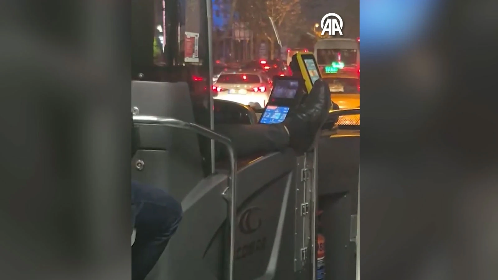 Bir ayağı havada yolculuk eden İETT şoförü, araçtaki herkesi tehlikeye attı