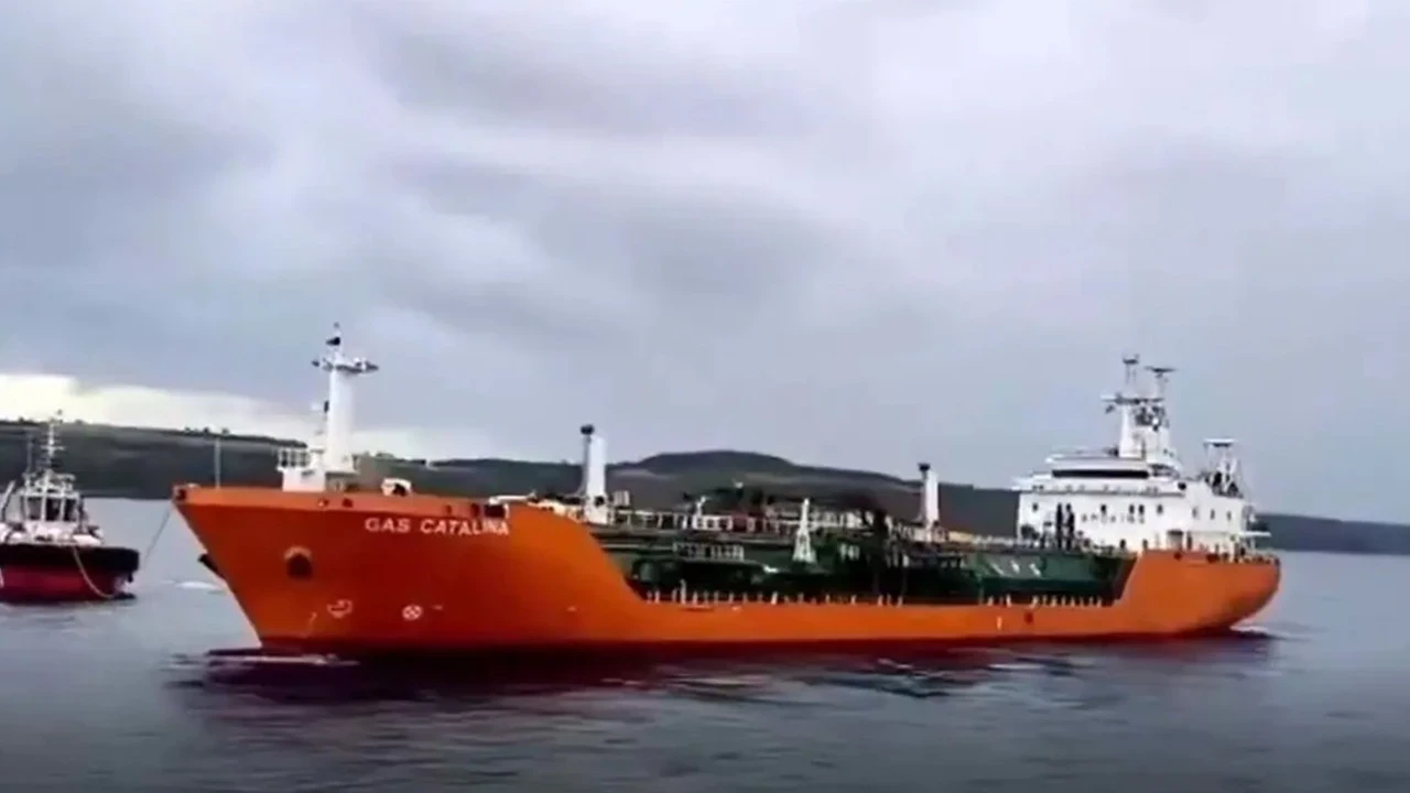 Çanakkale Boğazı'nda arızalanan LPG yüklü tanker kurtarıldı