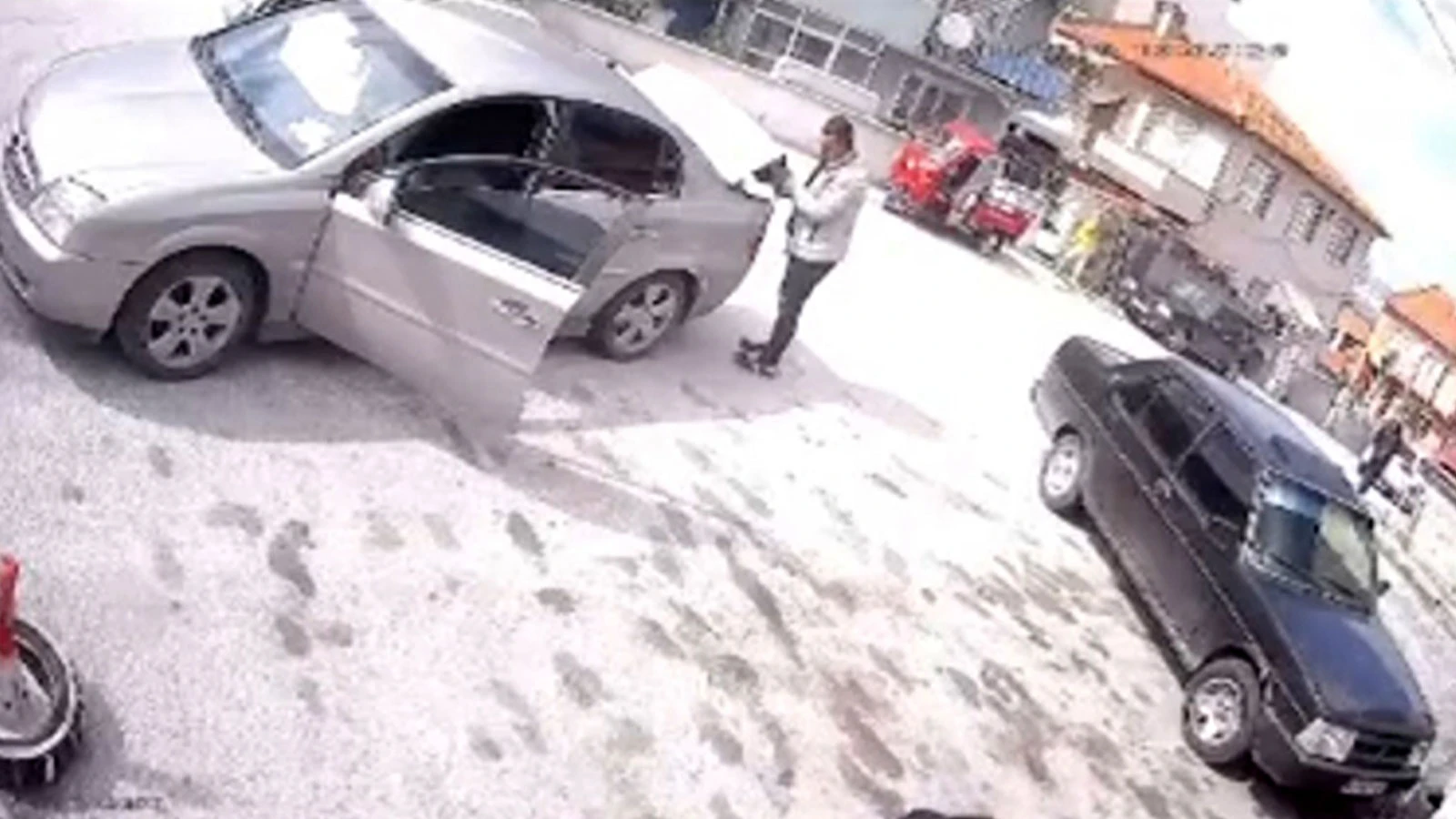 Kütahya'da el freni çekilmeyi unutulan araç kazaya neden oldu