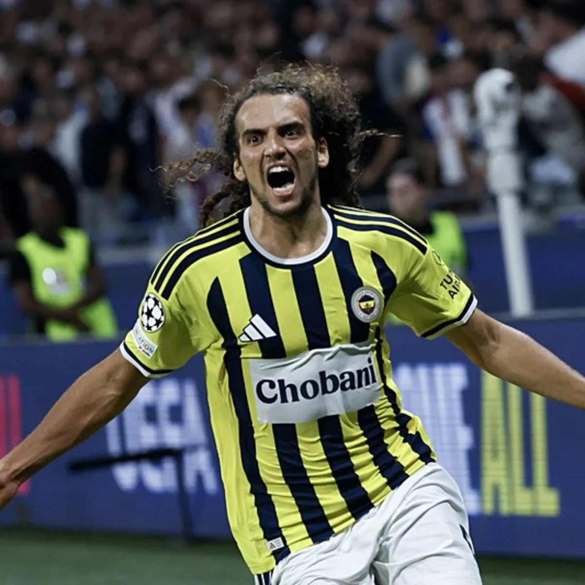 Lyon-Fenerbahçe maçı sonrası Matteo Guendouzi'ye saldırdılar! İşte o görüntüler