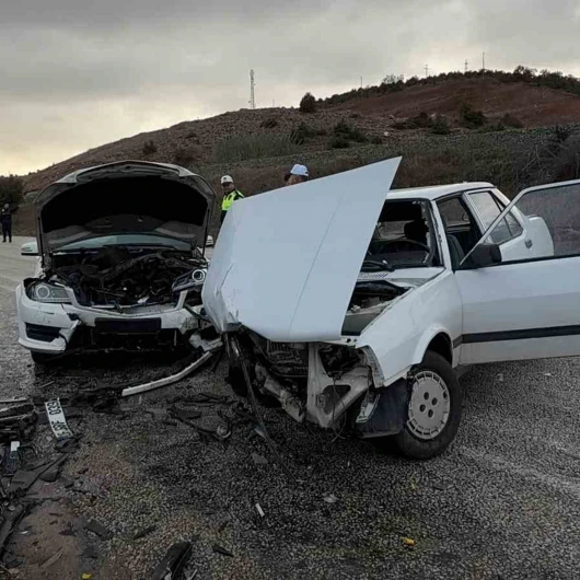 Tokat’ta İki Aracın Kafa Kafaya Çarpıştığı Kazada 5 Kişi Yaralandı