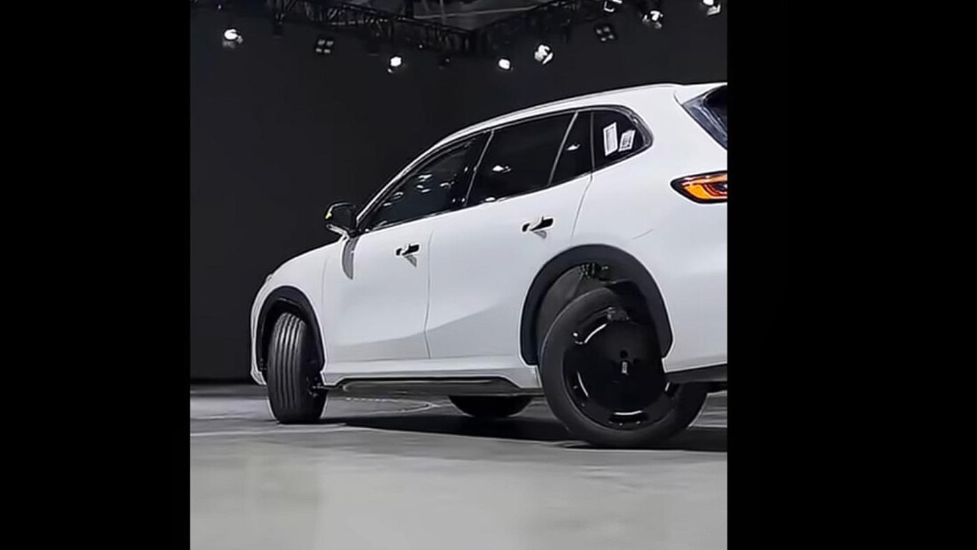 Geely, tekerleklerin 90 derece dönebildiği yeni teknolojisini EX5 üzerinde sergiledi