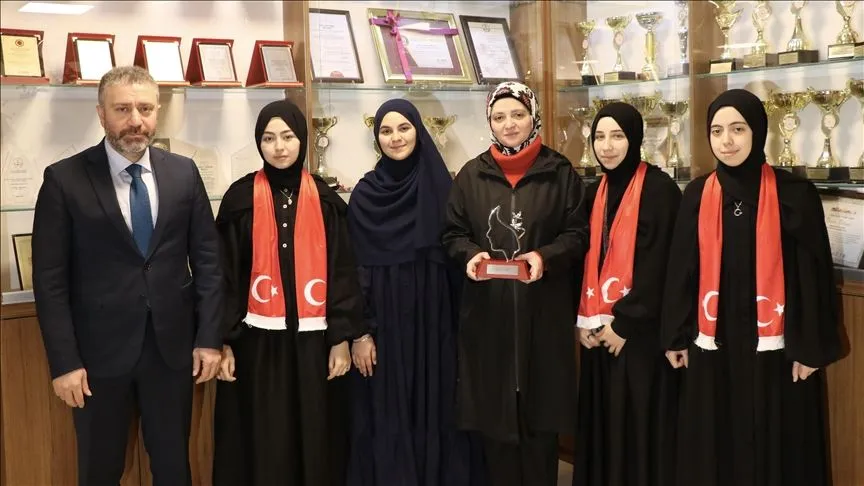 Türk öğrenciler Arapça münazarada dünya kürsüsünde yer almaktan gururlu