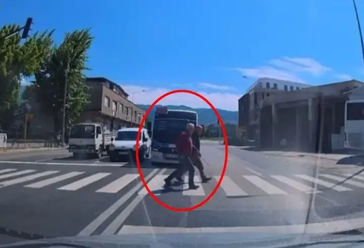 Minibüsüyle kırmızı ışıkta duran araçları geçip, yayalara rağmen yoluna devam etti