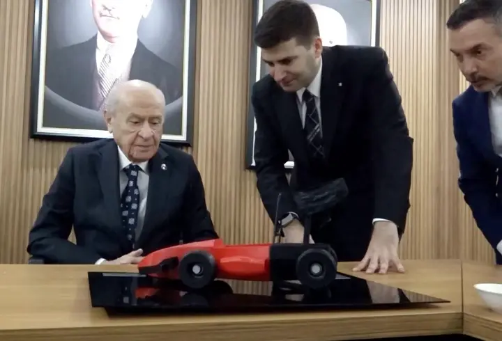 Bahçeli, Ülkü Ocakları'nın yarış arabalarına 'Göktay' ismini verdi