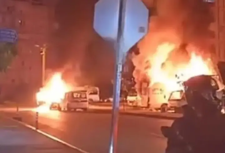Kız arkadaşı ile annesinin araçlarını kundakladı