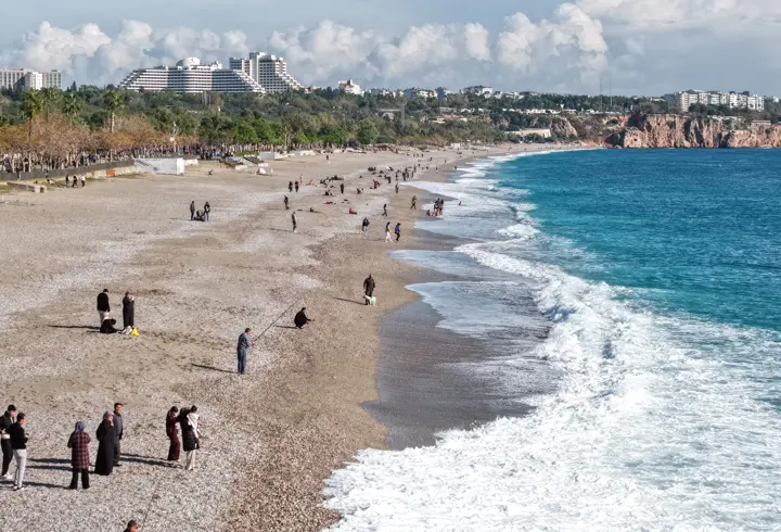 Yağmur sonrası Konyaaltı Sahili'nde balık mesaisi