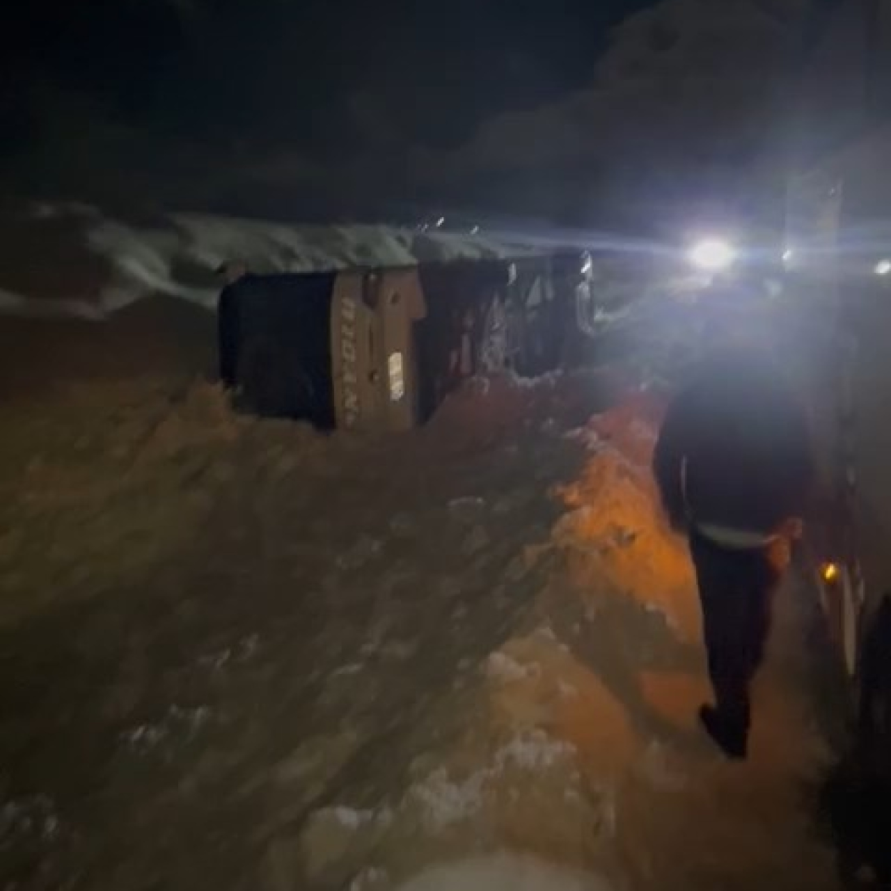 Buzlanma yol açtı! Yolcu otobüsünde can pazarı!